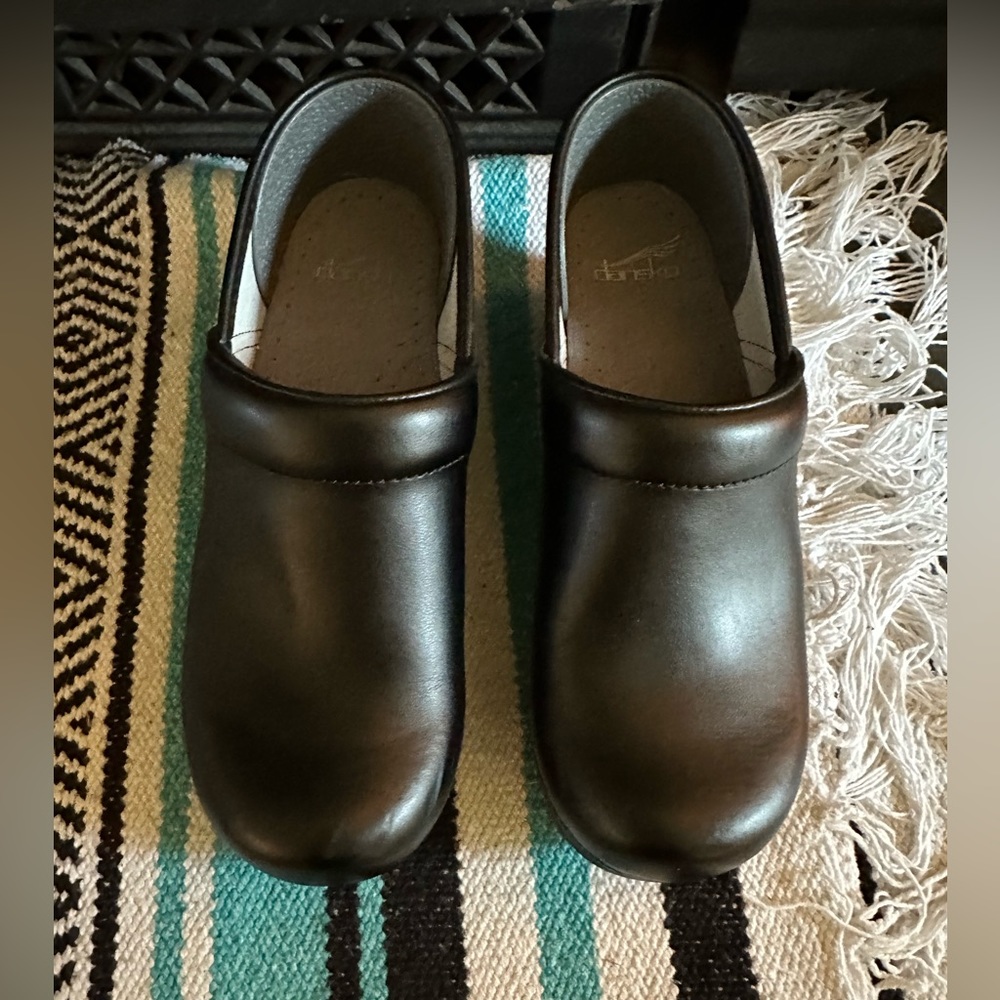 Lightly worn women’s Dansko Proffesional Clog with cushioned insole.